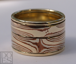 Mokume-gane trouwringen geelgoud, alpaca, koper. Mokume trouwringen "Cheveyo"